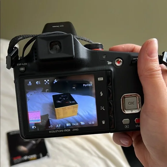 Kodak EasyShare Max Black Digital Camera - Picture 3 of 10